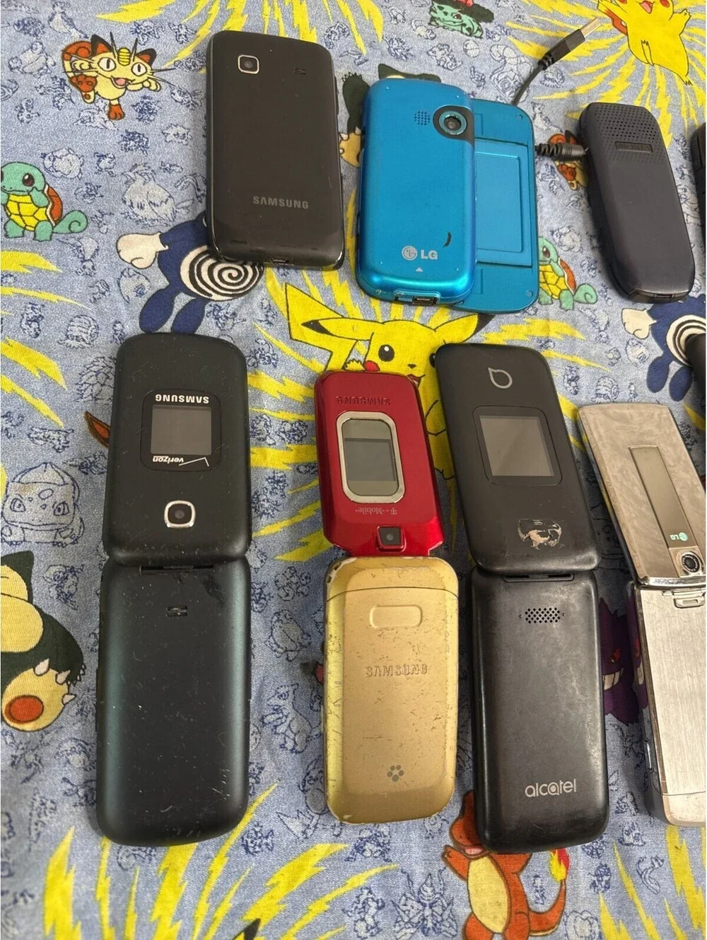 *Used* Lot of 12 Phones Older Smart Phones & Flip Phones UNTESTED* *PARTS ONLY*